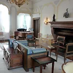 Di Hotel